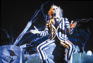 Beetlejuice 穿著條紋西裝坐在墓碑上，帶有閃電效果。 — 嘩鬼家族 壁紙