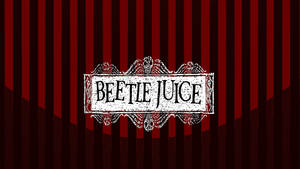 Beetlejuice標誌，帶有頭骨和翅膀，背景是紅色窗簾。