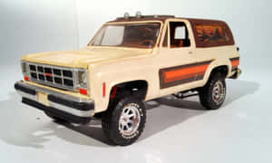 米色和橙色的升高GMC Jimmy模型卡車，配備鍍鉻輪轂，白色背景。 — 酷車 壁紙