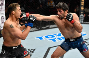 兩名男性MMA拳手在UFC八角籠比賽中互相出拳。
