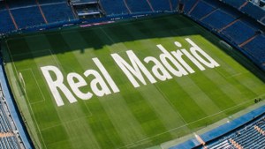 足球場的鳥瞰圖，綠色球場上寫有 'Real Madrid'。