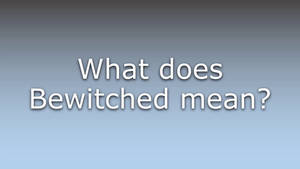 在藍色漸變背景上問「Bewitched是什麼意思？」的文字。