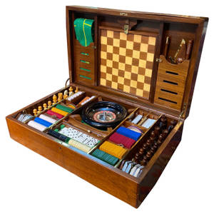 復古木製遊戲套裝，包括國際象棋、輪盤、骨牌和撲克籌碼。