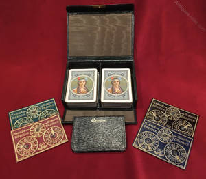復古Bezique紙牌遊戲套裝，紅色天鵝絨上的計分標記。