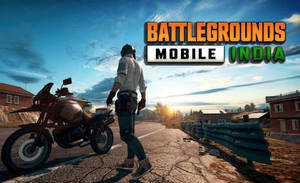 在Battlegrounds Mobile India遊戲場景中，日落時分裂開的道路上玩家與電單車。 — 機車 壁紙
