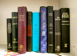 白色書架上的一排多語言宗教書籍。