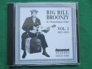 Big Bill Broonzy 1927-1932 音樂作品集的CD封面，置於綠色布料上。