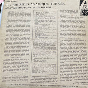 Joe Turner 的 'Big Joe Rides Again' 的復古 Atlantic Records 專輯封面，具有粗體文字和照片。