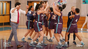 女子籃球隊在比賽獲勝後與教練擊掌歡呼。