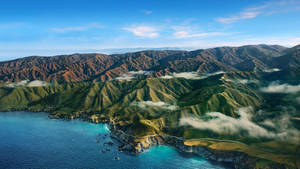 海岸山脈，蜿蜒的道路和碧綠的海洋，藍天白雲。 — 自然 壁紙