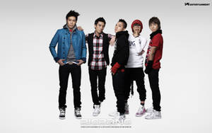 五位K-pop偶像穿著休閒街頭服飾，為攝影棚照片擺姿勢。