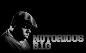 Notorious B.I.G. 戴著平頂帽並帶有粗體文字疊加。