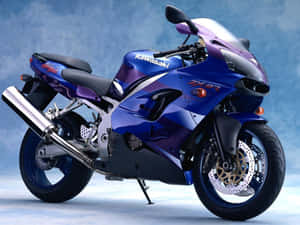 工作室環境中的藍紫色川崎ZX-9R運動摩托車。