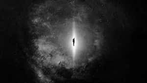 一個人獨自站在佈滿星辰的宇宙光之隧道中。