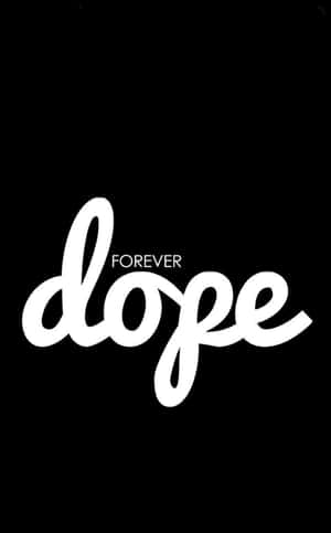 黑色背景上白色風格文字寫著 forever dope
