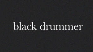 喺深色有紋理背景上以白色顯示「black drummer」嘅文字。 — 簡約 壁紙