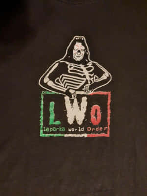黑色T恤，白色骷髏手持「LWO la parka world Order」標牌。 — Galaxy Z TriFold 壁紙