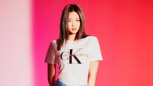 女性穿著Calvin Klein Jeans T恤，背景為粉紅漸變。