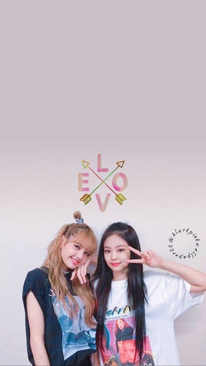 兩位年輕女性在LOVE圖案下微笑並比出和平手勢。
