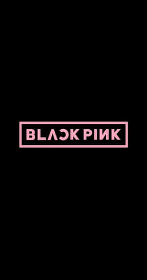 黑色背景上粉紅色長方形內以粉紅色文字顯示的Blackpink標誌。