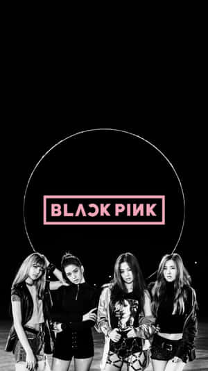 Black Pink 樂團成員穿著時尚服裝，在發光粉紅色標誌下