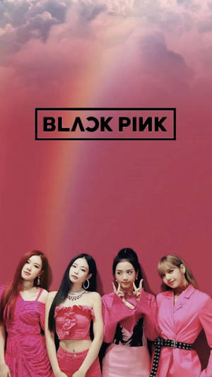 Black Pink 成員身穿粉紅色服裝在帶有彩虹的粉紅色天空下擺姿勢。