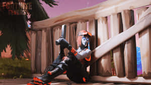 藍色皮膚、橙色裝備的 Fortnite 角色在黃昏時靠近木柵欄手持手槍。