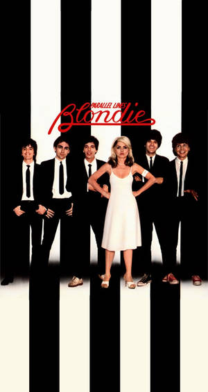 Blondie 樂隊成員身穿黑色西裝，與身穿白色連衣裙的金髮女子在黑白條紋前擺姿勢。
