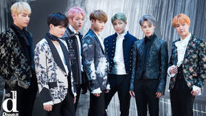 七位K-pop偶像穿著時尚圖案外套在攝影棚中擺姿勢。