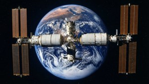 國際太空站繞地球運行，顯示海洋、雲層和陸地。