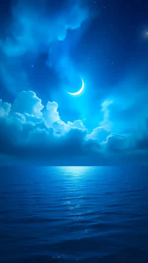 彎月和星星在平靜的海洋上空，夜晚藍色倒影