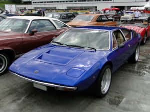 經典車展上的藍色復古跑車，伴隨著人群和其他車輛。 — 蘭博基尼 壁紙