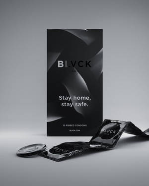 灰色背景上的 BLVCK Paris 安全套包裝和錫紙包裝。