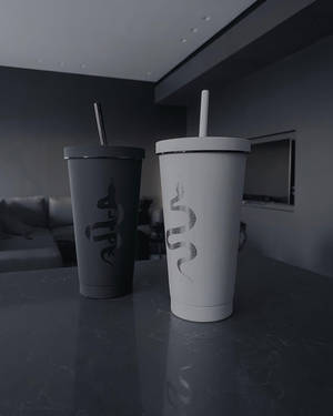 現代客廳的深色檯面上有兩個帶蛇形圖案的灰色平底杯。