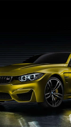 金色BMW M4跑車在黑暗工作室中，帶有戲劇性燈光和反射。