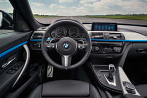 BMW 汽車內部，帶有藍色飾邊，通過擋風玻璃看到跑道景色。