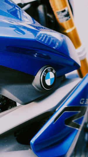 光澤藍色BMW電單車，金色前叉和標誌清晰對焦。 — iPhone 8 壁紙