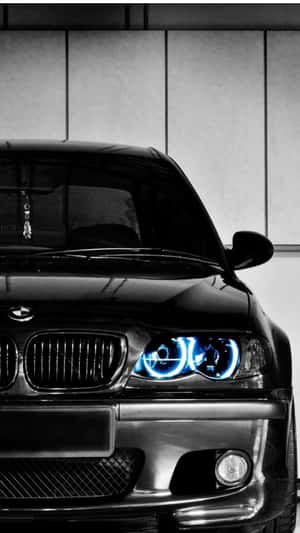 車庫中的黑色BMW汽車，帶有藍色光環頭燈。