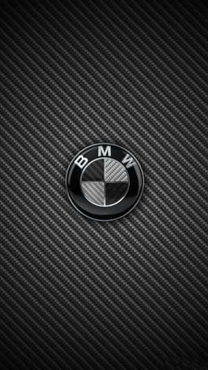碳纖維紋理背景上的BMW標誌