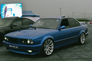 BMW Fest 22車展上灰色路面上的藍色BMW E36轎車。