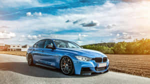 藍色BMW跑車停泊在日落時分的鄉村道路上。