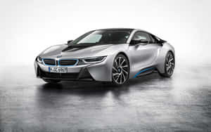 銀色BMW i8電動跑車，藍色飾邊，停在濕混凝土車道上。