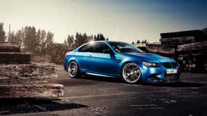 日落時分，藍色BMW M3跑車停在木樑附近。