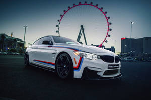 白色BMW M4跑車帶有賽車條紋，在黃昏時停放在倫敦眼前面。 — 平治 C300 壁紙
