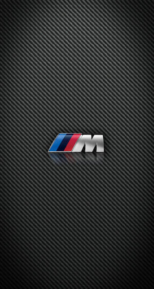BMW M標誌在碳纖維背景上帶有反射