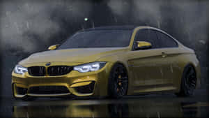 金色BMW M4轎跑車在夜間大雨中行駛，車頭燈亮起，濕瀝青路面反射