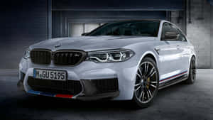 車庫中帶有賽車條紋的銀色BMW M5房車。 — 汽車 壁紙