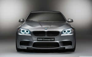 銀色BMW Concept M5跑車在工作室燈光下的正面視圖。