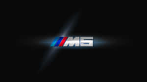 BMW M5標誌帶有藍色、紅色和銀色條紋，在黑色背景上發光。