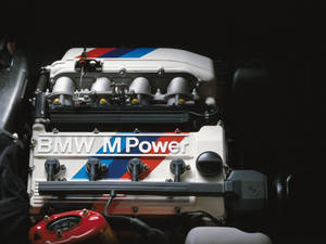 BMW M Power引擎特寫，帶有藍、紅、白條紋。
